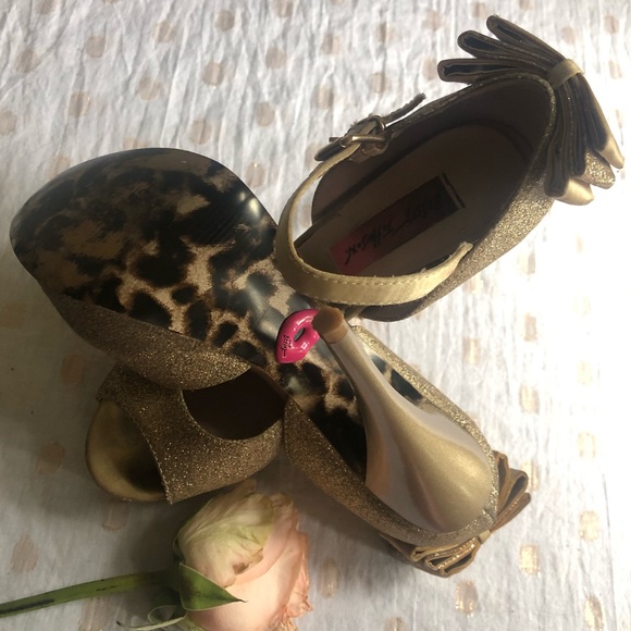 Betsey Johnson Gorgeous Alexsaa Gold Glitter Heels - Picture 7 of 7